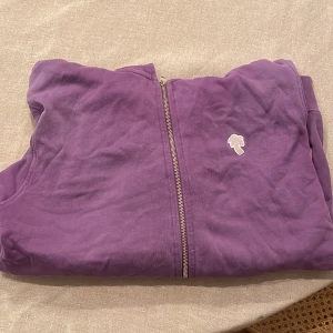 Caliroots zip hoodie - Fin zip hoodie från caliroots. Gott skick!