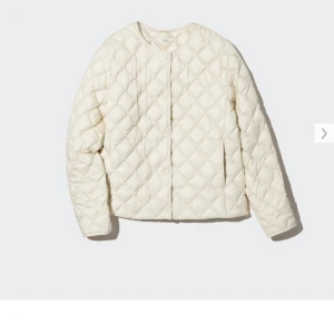 vårjacka - Säljer min fina vårjacka från uniqlo, köpt förra våren men är som i nyskick, behöver göra mig av med grejer så därför säljer jag! Jättesöt och matchar till allt, perfekt till våren!💖💓💘💗