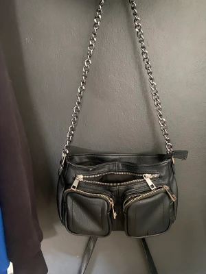 Väska  - Fin väska som Knappt är använd 