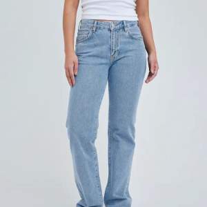 Låg midjas straight leg jeans från bikbok som inte kommer till andvändning i storlek 24/32 köparen står för frakten köpt för 600kr💖