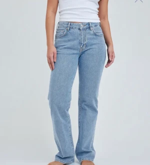 Lågmidjade straight leg jeans - Låg midjas straight leg jeans från bikbok som inte kommer till andvändning i storlek 24/32 köparen står för frakten köpt för 600kr💖