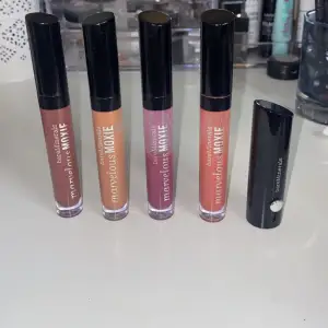 Bareminerals lip plumper gloss Nypris: 299 kr styck mitt pris allting 399 kr använd som på bild. 3 helt nya, 2 använda. Ger fin plumping återfuktar och håller länge. Den sista är läppstift helt ny.