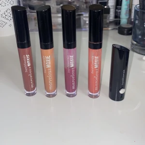 Bareminerals  - Bareminerals lip plumper gloss Nypris: 299 kr styck mitt pris allting 399 kr använd som på bild. 3 helt nya, 2 använda. Ger fin plumping återfuktar och håller länge. Den sista är läppstift helt ny.
