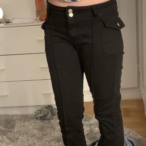 Bootcut jeans - Pris kan diskuteras. Jätte fina svarta 90s bootcut jeans som kan användas som kostymbyxor. De passar på mig som har M och är 165cm men de är storlek s. Knappt använda och i bra skick. Köpta från internet.