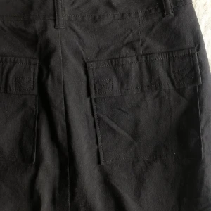 Midikjol med fickor  - Midikjol med rejäla bakfickor och slits, sitter väldigt smickrande men blivit för liten för mig.