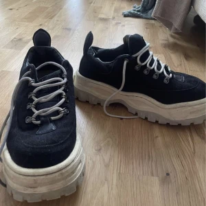 Eytys angel canvas - Säljer mina 2 år gamla Eytys i storlek 43. Bra skick