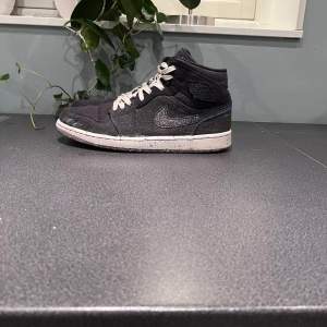 Hej  Säljer Nike jordans i storlek 42 Kan mötas upp i Göteborg eller frakta ( du står för frakten) Har ingen kartong eller kvitto!!!! 