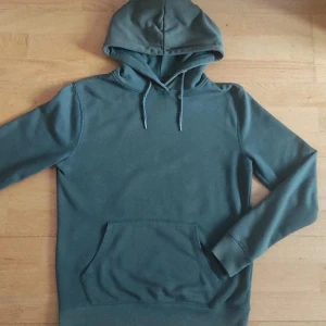 Grön Huvtröja  - Inte använt mycket, skicket är jävlig bra. Passar väldigt bra på S kan även passa på M men då är den lite tajt.