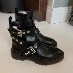 Svarta boots från zara med spännen
