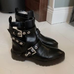 Zara boots - Svarta boots från zara med spännen