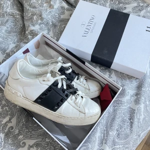 Valentino sneakers  - Säljer mina valentino skor i storlek 37, dom är i använt skick men fortfarande fina. Säljs då dom tyvörr inte kommer till användning längre. Kvitto följer med samt även svarta nitar till skorna. 