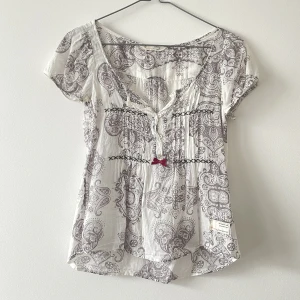 Odd Molly blus - Säljer denna söta blus från Odd Molly då den aldrig kommer till användning. Använd men fint skick & är i storlek 0 (xs) ❤️