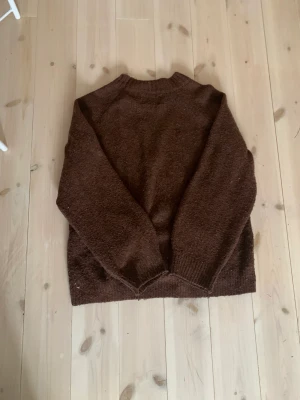 JÄTTEfin brun stickad tröja 💕 - En superfin stickad tröja från Zara. Nypris 350kr strl 164