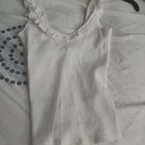 Hm vneck linne - En vit linne som passar sommaren.  Om du har frågor, tveka inte och gör det!