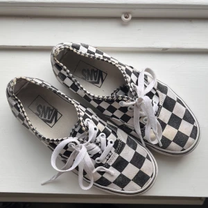 Rutiga vans - Rutiga vans, mycket väl använda! Nypris 899kr!   Kan skickas med postnord, och då tillkommer fraktkostnad! 🌷