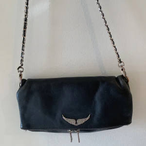 Zadig rock - Svart Zadig väska, sämre skick. Ingår lång och kort kedja och dust bag  Nypris 3700