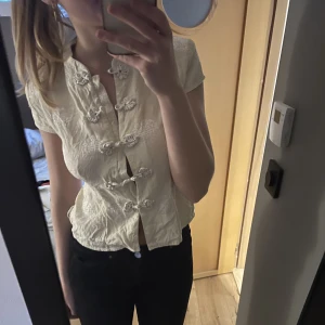 Söt blus - Jättefin beige tröja med fina detaljer