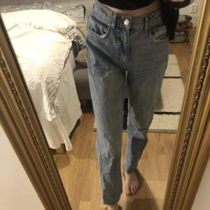 Jeans från Gina Tricot✨ Storlek 36 och långa i benen. Sparsamt använda, i fint skick✨