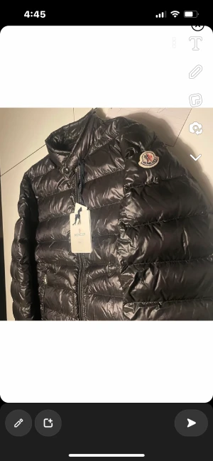 Moncler jacka - Perfekt vårjacka. Inga skador på jackan