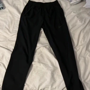 Nike byxor - Bekväma och snygga Nike byxor i ett tunt material som funkar perfekt till vår/sommar. Superbra skick och inga defekter alls.