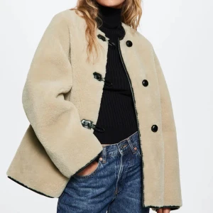 Jacka mango  - Söker efter denna jacka från Mango!! Vilken storlek som helst, betalar bra 🫶🏼