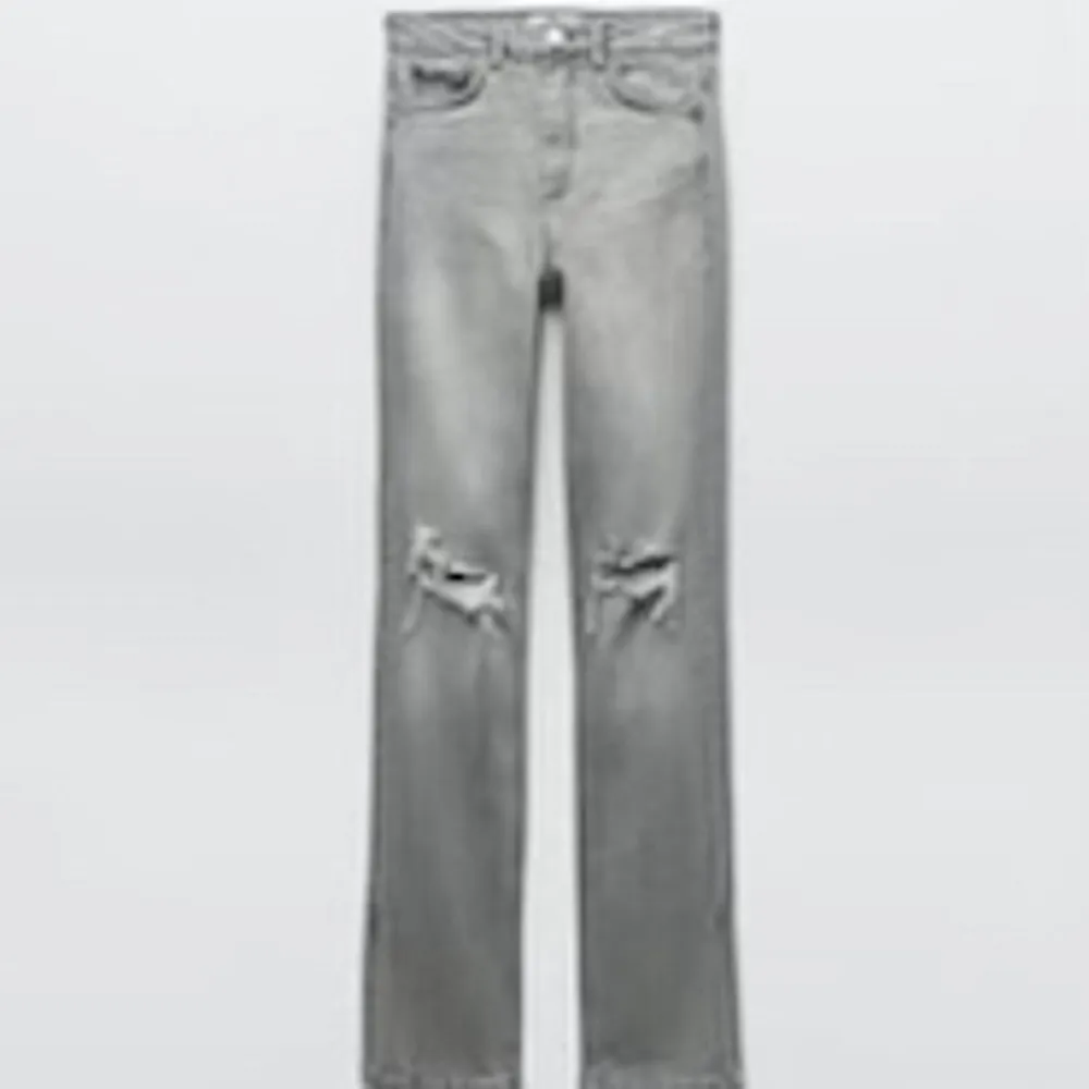 Gråa jeans från zara med fina detaljer💞 mid-waist. köpte för ca 349 men säljer för mindre och pris kan även diskuteras. Jeans & Byxor.