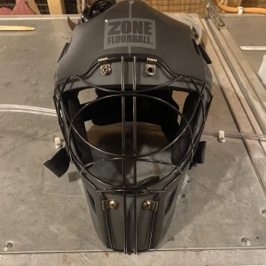 Målvaktshjälm  - Säljer min Målvaktshjälm då jag slutat spela innebandy  Använd i ungefär 1 månad så typ 10-15 tillfällen  Köpt för 1400kr Vill bli av med den därför det låga priset.