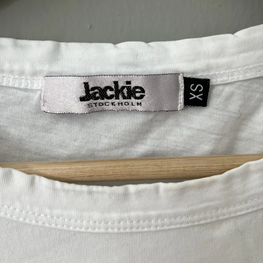 Jag säljer en super fin Jackie t-shit som är perfect till nu på sommaren. Den är använd fåtal gånger och säljs för att den är för liten.🤍💗❤️‍🔥Såg nu att de är ett litet hål längst ner i höger på tröjan. Men väldigt liten så man knappast märker.. T-shirts.