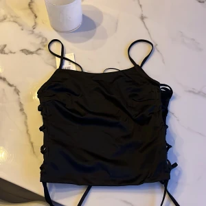 Linne bikbok - Ett linne från bikbok med snörning på sidan, oanvänt💕