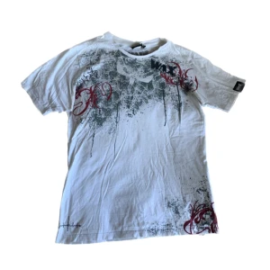 T-shirt med tryck - Cool tischa med tryck på fram och baksida, passar lite oversized på M