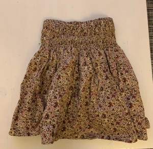 Beige kjol - Super söt beige kjol från zara barn❤️ jätte söt till sommaren, kommer tyvärr inte till användning och har användas en gång❤️ kan diskutera priset 