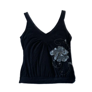 Svart linne - Fint svart linne med paljett detalj