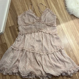 Klänning  - Rosa klänning från NA-KD. Använd endast en gång. Stl 36 