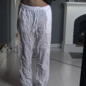 Linnebyxor  - Säljer dessa jättefina linnebyxor i storlek M, aldrig använda och i bra skick, byxorna har fickor där bak och är av en lite längre modell.🌸