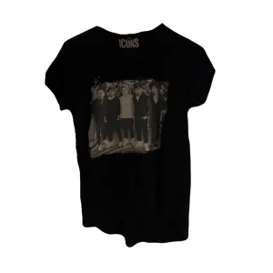 One Direction merch, T-shirt strl XS/154/164 - En T-shirt till alla 1D fans där ute! Storleken är 154/164 men passar som en XS/S! Frakten är 52kr (det som står där nere stämmer inte!)