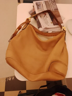 Gucci Boho  - Sparsamt använd, lädret blir bara snyggare med åren:) i färgen Tan. Skick 9/10. Givetvis original. Kvitto finns samt dustbag. Klassisk. Säljes för 15000kr