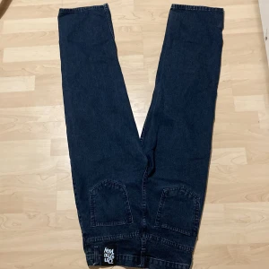 Wide high waisted Jeans - Snygga vida jeans som sitter jättefint vid rumpan och passar ngn som är runt 160 elr 36/38 ❤️Det kanske inte syns på bilden men skulle beskriva de som blå/svarta:) 🦋 köpare betalar för frakt 🦋