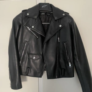 Skinnjacka  - Skön skinnjacka från zara stl XS. Använt den 1 gång. Säljer för 200 kr då skärpet är borta och för att den är näst intill oanvänd. 