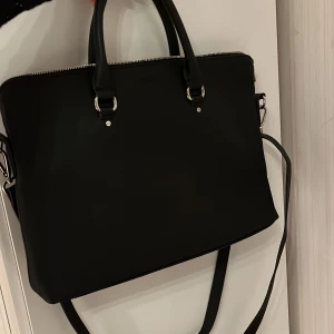 Don Donna väska - datorväska med mycket utrymme och många fack!!! jätte fin och i nyskick 🤍 med justerbart axelband som går att ta av. skriv för fler bilder