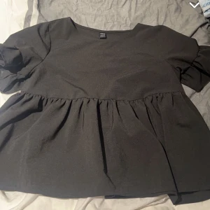 Fin Sommartopp! - Fin och trendig topp!  Säljer denna då den inte kommer till användning!  Går utåt runt midjan vilket ger en fin illusion! Köparen står för frakt!🥰 Skriv för mer bilder och info