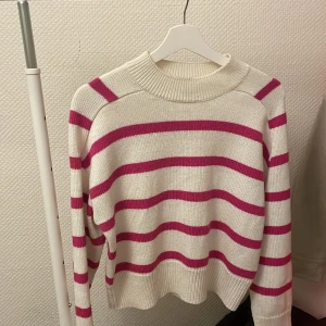 Stickad tröja - Säljer denna stickade randiga tröjan från new yorker. Säljs pågrund av den ej används mer.