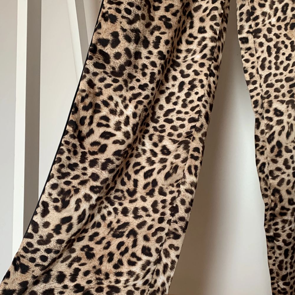 Byxor från ZARA med leopardmönster, vida utsvänga ben med och fickor. Material: Polyester. Utan anmärkningar. Aldrig använda.. Jeans & Byxor.