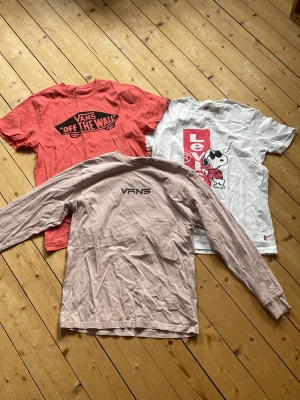 Märkeströjor - Jag säljer två vans-tröjor och en Levis-tröja, en långärmad och två kortärmade. Allt storlek small.