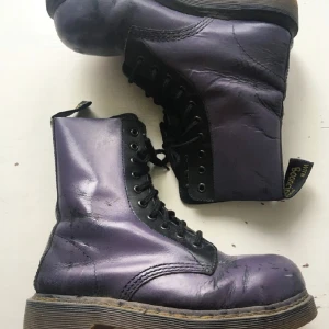 🍒DR. MARTENS🍒 - 🍒DREAMY DR.MARTENS🍒 med stålhätta inköpta i London.  Passar storlek 37-38   Spraymålade i lila.💜 
