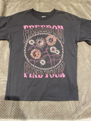 Tryckt T-shirt barn - T-shirten är köpt på Lindex och är ytterst lite använd. Den är i storlek 128 och säljs pågrund av att inte blivit använd. Den är i ett bra skick och är väldigt snygg!✨Köpt för 180 Kr.