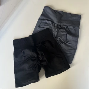 Träningsshorts - Säljer dessa träningsshorts med scrunch baktill då de var för små för mig. De är i strl M men passar mer någon med S. Köpta på shein, går att köpas styck (90 kr)/tillsammans. Aldrig använda🤍