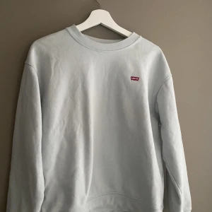 Levis sweatshirt  - Säljer min Levis sweatshirt då den inte kommer till användning. Säljs för 300 kr 