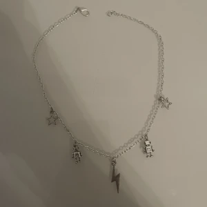 Halsband  - Halsband med blixtar, stjärnor och robotar - Köparen betalar för frakt - Inga returer - Betalning via köp direkt 