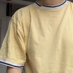 En gul retro T-shirt från Marc Polo. Min pappas från 80-talet, men jag har croppat den! Kan ju behöva strykas haha!   Kan skickas med postnord, och då tillkommer fraktkostnad! 🌷