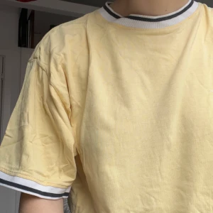 T-Shirt Marco Polo - En gul retro T-shirt från Marc Polo. Min pappas från 80-talet, men jag har croppat den! Kan ju behöva strykas haha!   Kan skickas med postnord, och då tillkommer fraktkostnad! 🌷